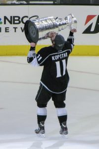 Anže_Kopitar_kissing_the_Cup_(7476664402)